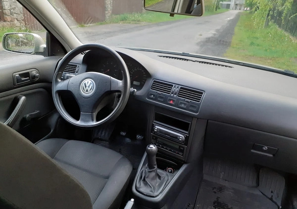 Volkswagen Bora cena 8000 przebieg: 244000, rok produkcji 2004 z Garwolin małe 56